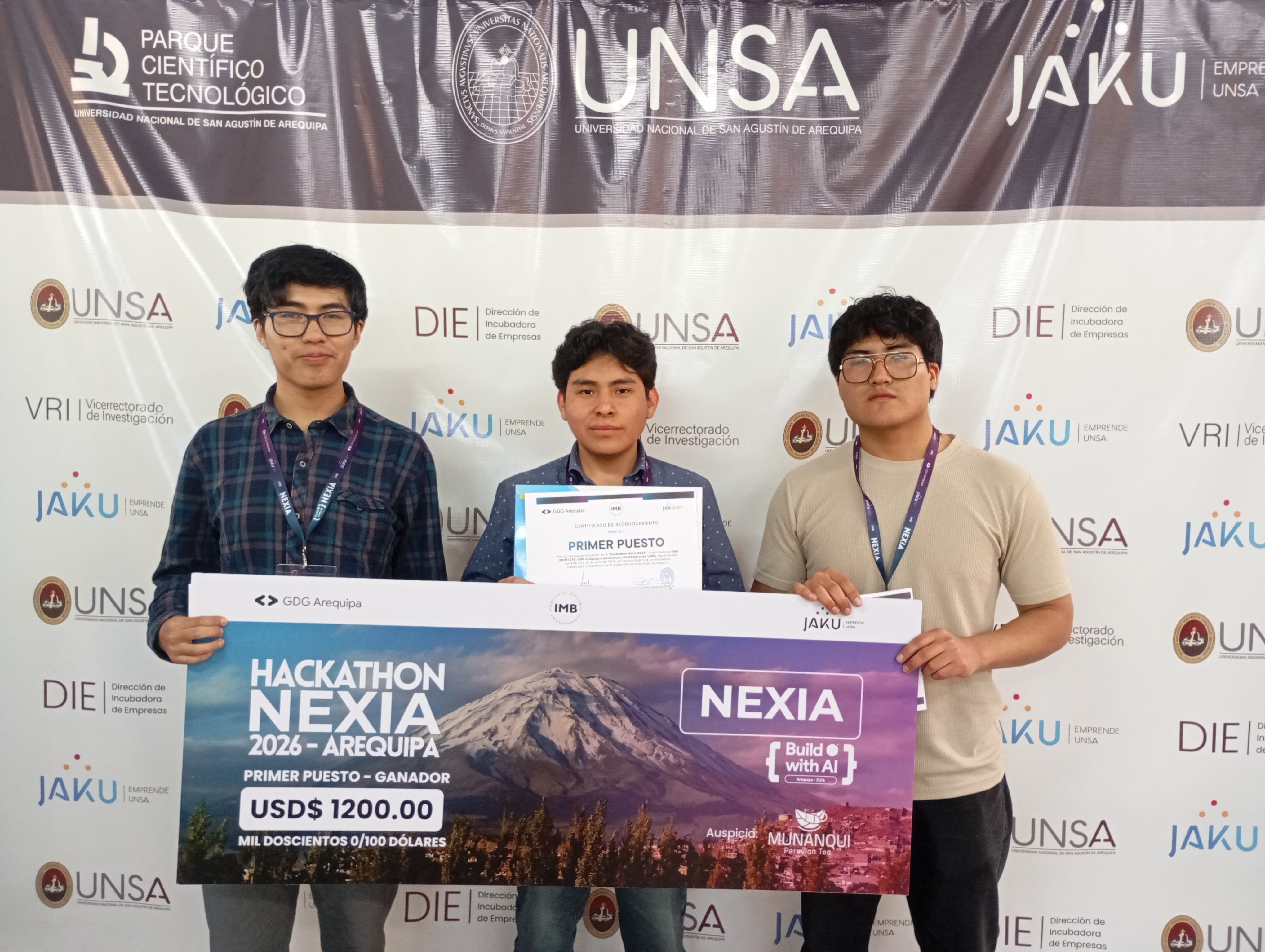 Foto del equipo ganador de la Hackathon Nexia con Dante, Ower y Maxs celebrando el 1er lugar